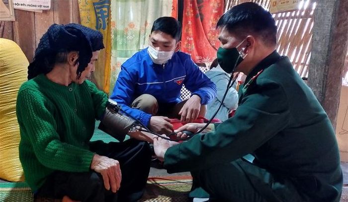 Cán bộ, chiến sĩ Đồn Biên phòng cửa khẩu A Đớt, BĐBP Thừa Thiên Huế giúp nhân dân trên địa bàn thu hoạch lúa. Ảnh: Võ Tiến