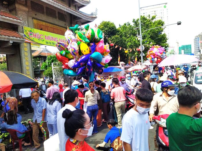Một số người bán hoa cúng tại chùa Vĩnh Nghiêm (quận 3, TPHCM) cho biết, năm nay người dân và khách thập phương đi lễ chùa đông hơn hẳn mọi năm. Hoa cúng đã bán hết từ đầu giờ sáng. Nhiều người muốn mua hoa sen cúng Phật nhưng không thể mua được.
