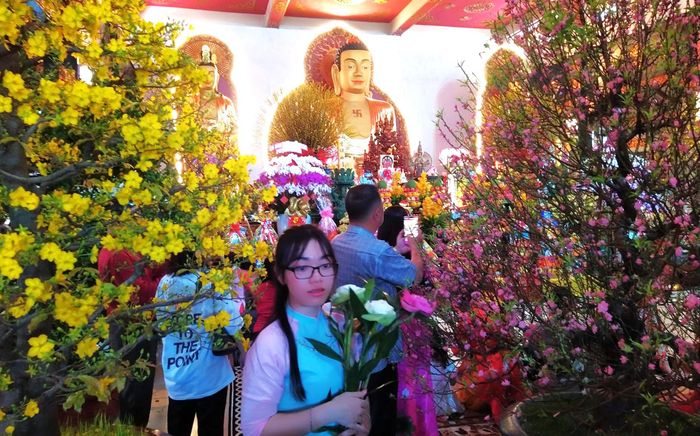 Các bạn trẻ đến chùa đầu năm mới dâng hoa Đức Phật và tưởng nhớ công ơn ông bà tổ tiên 
