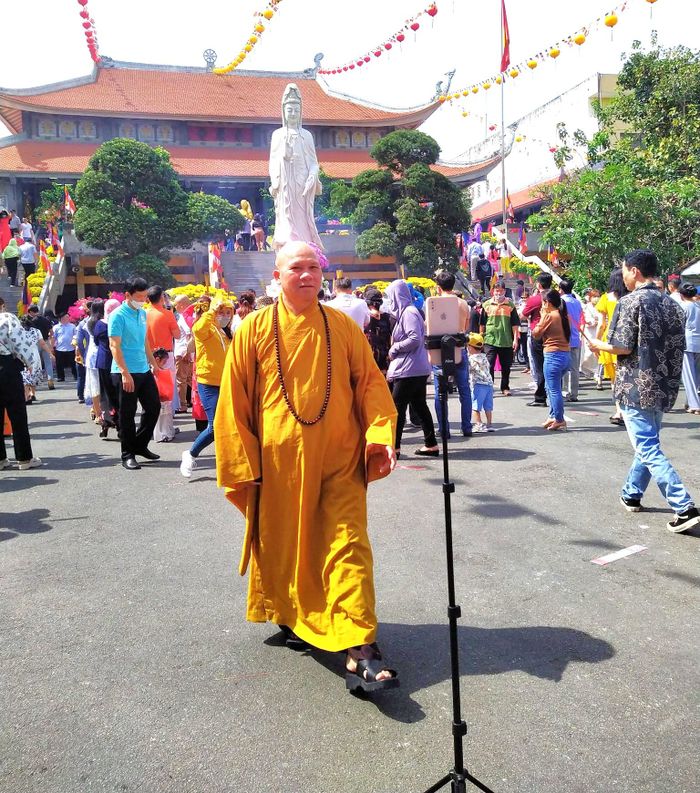 Một vị sư thầy trước tượng Quan Âm Bồ tát 
