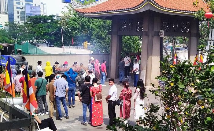 Dòng người xếp hàng chờ đánh chuông cầu may mắn đầu năm 