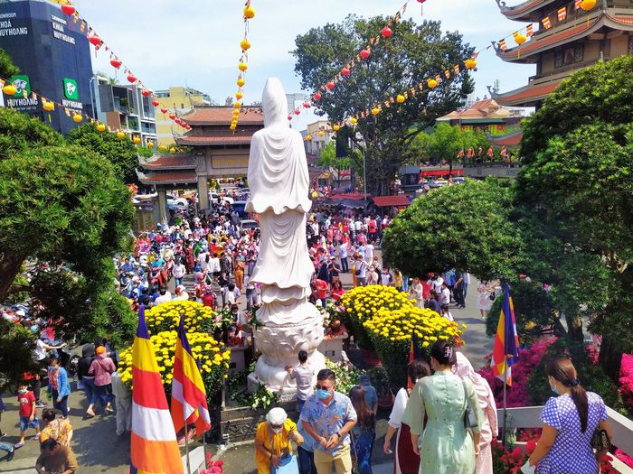 Sân chùa đông nghịt người trong ngày đầu năm Quý Mão 2023