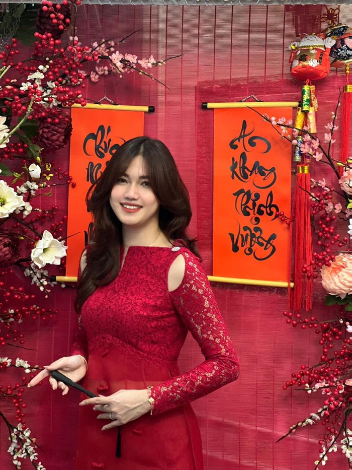Là người đẹp gốc Hà thành, Thanh Tú coi trọng giá trị truyền thống. Tết năm nào cô cũng mặc áo dài để ghi lại những khoảnh khắc đẹp đầu năm mới.