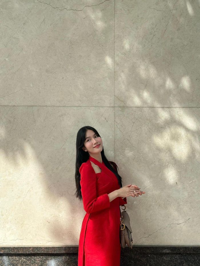 Á hậu Phương Anh diện áo dài cách tân màu đỏ khi du xuân vào ngày mùng 1 Tết. Phương Anh thường đón Tết ở TPHCM cùng gia đình. Phương Anh đã có một năm 2022 đáng nhớ khi cô đại diện Việt Nam tại cuộc thi Hoa hậu Quốc tế 2022 ở Nhật Bản.