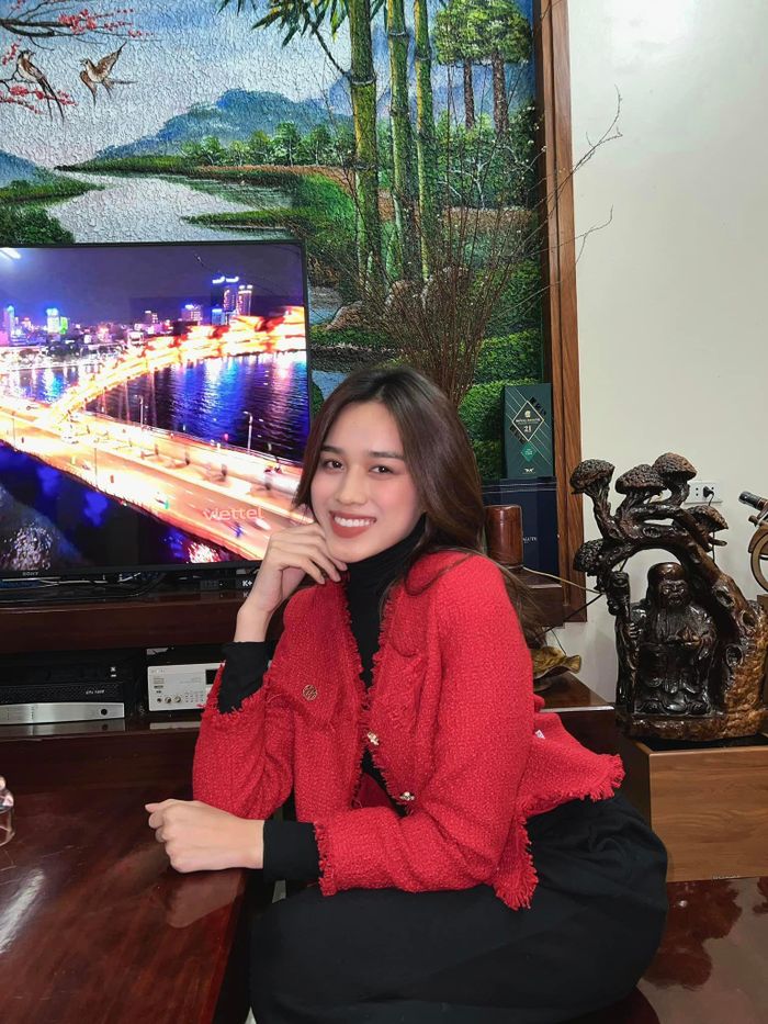Hoa hậu Đỗ Thị Hà diện trang phục giản dị khi đón Giao thừa cùng gia đình. Năm nào, cô cũng thu xếp công việc để về nhà ở Hậu Lộc, Thanh Hóa đón Tết. Đỗ Thị Hà từng gây chú ý với hình ảnh xắn quần lau nhà, ra vườn hái rau, bắt cá để chuẩn bị cho mâm cơm ngày Tết.