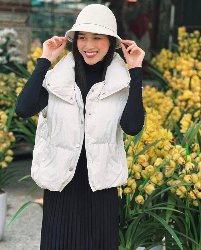 Khác với phong cách thanh lịch thường lệ, Đỗ Thị Hà chọn trang phục giản dị, tiện dụng khi về quê đón Tết. 