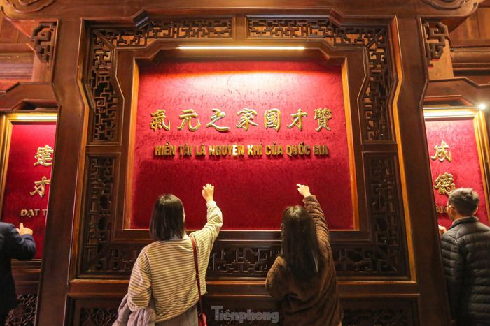 Nhiều bạn trẻ viết điều mong muốn để đạt được điều ước.