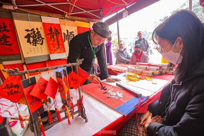 Việc xin - cho chữ diễn ra chủ yếu ở Hồ Văn - Văn Miếu (Đống Đa, Hà Nội). Xin chữ đầu năm là một nét đẹp văn hóa có từ rất lâu đời, việc xin chữ - cho chữ thể hiện việc coi trọng tri thức đồng thời là dịp thể hiện những mong muốn cho một năm mới.