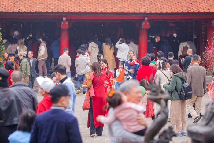 Khu vực sân trong đông nghẹt người.