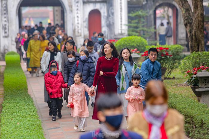 Nườm nượp người kéo đến Văn Miếu - Quốc Tử Giám để du xuân.
