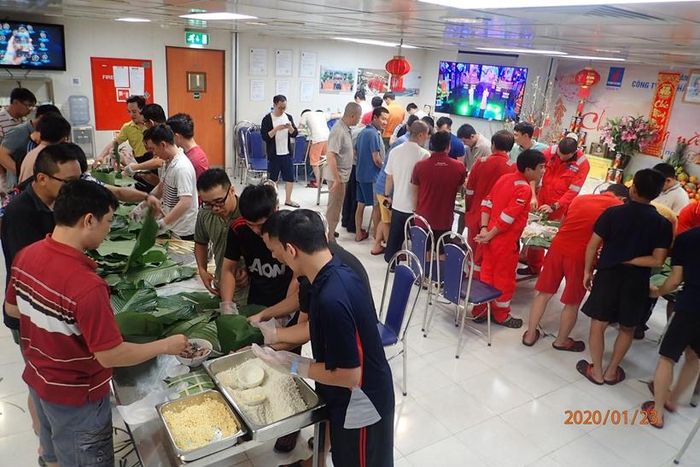  Thi gói bánh chưng trên giàn khoan Hải Thạch - Mộc Tinh. Ảnh: Thanh Hiếu.