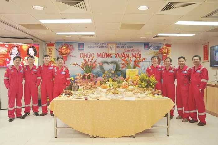  Bàn thờ ngày Tết trên cụm giàn Hải Thạch – Mộc Tinh. Ảnh: Thanh Hiếu.