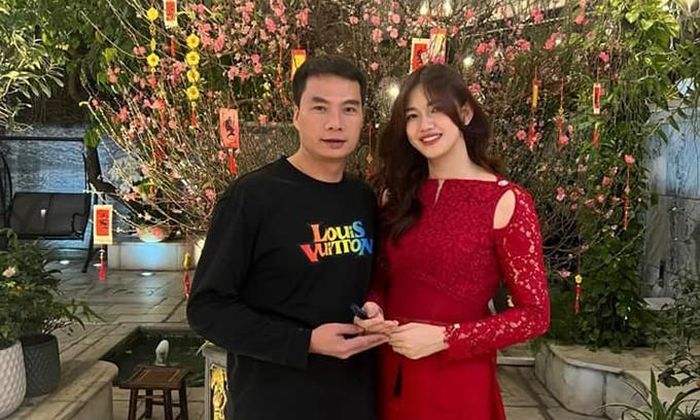 Á hậu Thanh Tú mặc áo dài, mừng năm mới bên ông xã đại gia tại căn biệt thự ở Hà Nội. Sau khi kết hôn, cô gác lại mọi hoạt động showbiz để toàn tâm toàn ý lo cho gia đình và sinh hai con trai.