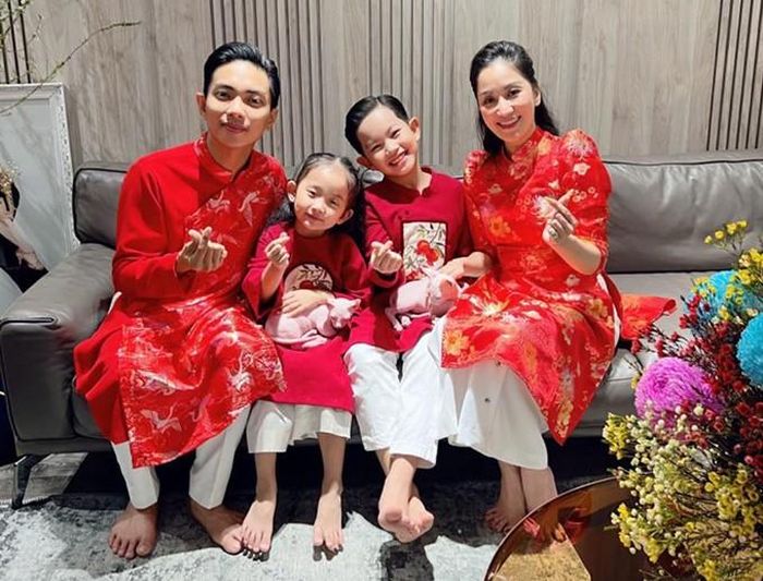 Vợ chồng Khánh Thi - Phan Hiển cùng các con diện áo dài mừng năm mới. Kiện tướng dancesport mong có thêm em bé trong năm Quý Mão.