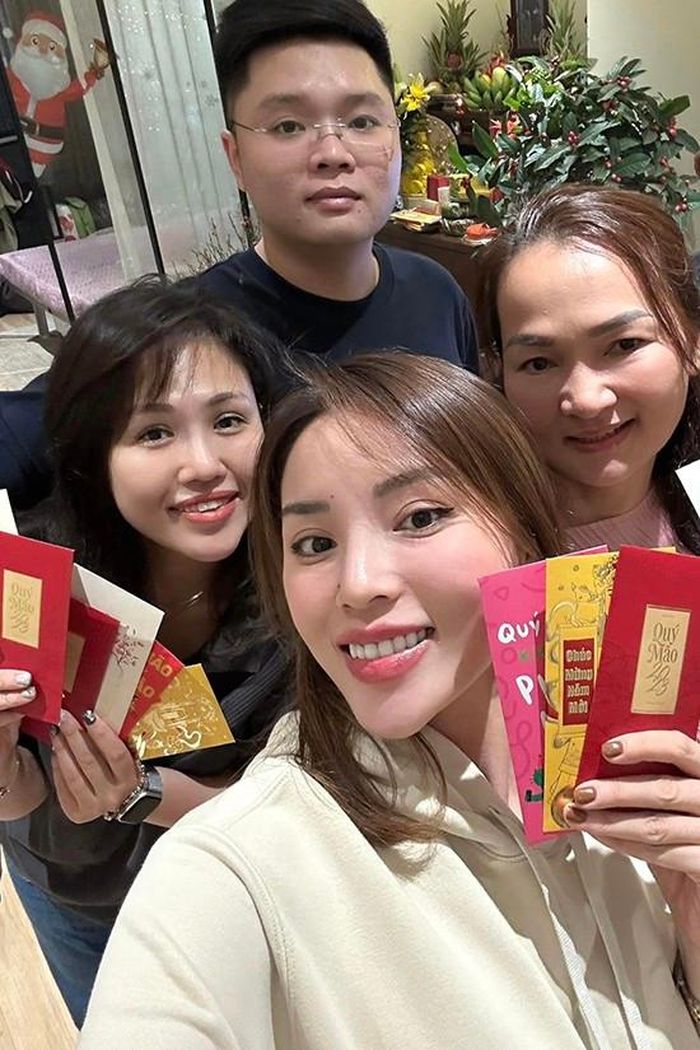 Hoa hậu Kỳ Duyên ra Bắc đón Tết cùng bố mẹ, vợ chồng anh trai và các cháu. Gia đình Kỳ Duyên quê gốc ở Nam Định nhưng sau khi cô vào Nam lập nghiệp, bố mẹ cũng theo cùng và cả nhà thường về Bắc vào các dịp lễ, Tết.