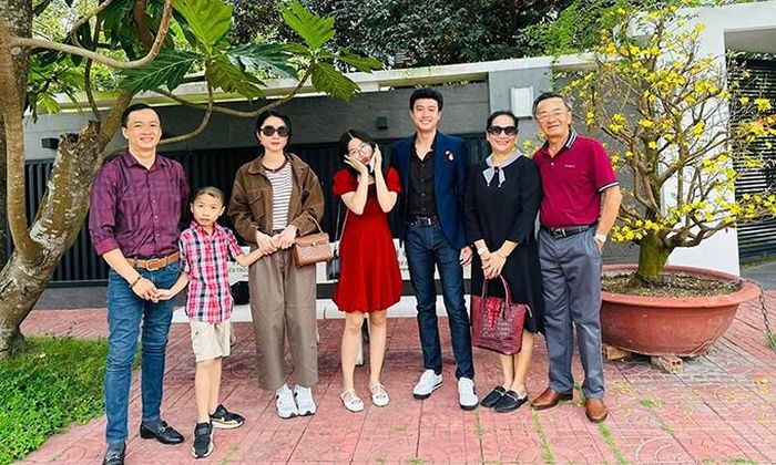 Theo thông lệ mùng Một Tết hàng năm, tất cả các thành viên trong gia đình nam diễn 'Về nhà đi con' cùng chụp ảnh gia đình và đi chúc Tết hai bên nội ngoại. Năm nào Quốc Trường cũng có mơ ước tìm được ý trung nhân để nên duyên vợ chồng, mang con dâu về cho mẹ.