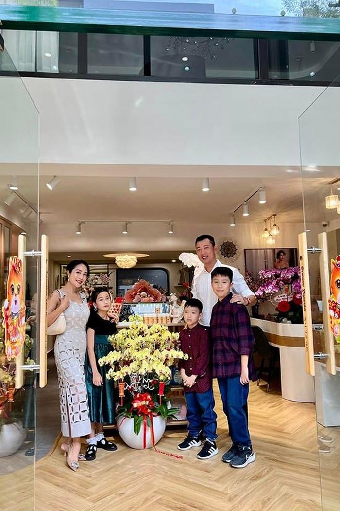 Vợ chồng Ốc Thanh Vân và Trí Rùa cùng ba con diện quần áo mới, chụp ảnh ngày mùng Một. Tết này của nữ diễn viên trở nên đặc biệt hơn khi gia đình cô chuyển về căn biệt thự mới.