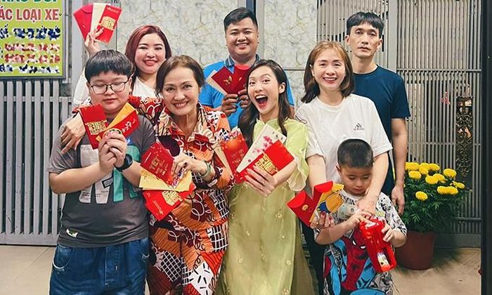 Diễn viên Khả Ngân về quê ăn Tết cùng gia đình. 2023 sẽ là một năm bận rộn của cô với dự án phim truyền hình đóng cùng Thanh Sơn ở Hà Nội.