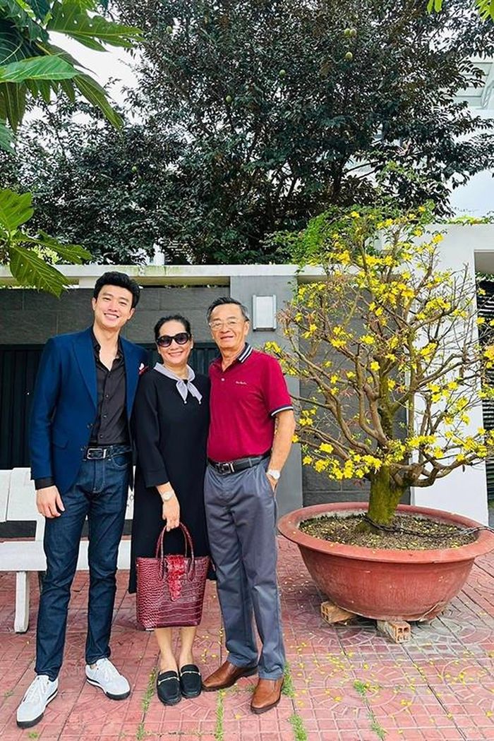 Dẫu có biệt thự hoành tráng ở TP HCM, Quốc Trường vẫn về thành phố Cần Thơ đón Tết cùng bố mẹ và đại gia đình.