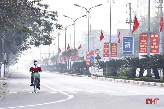 Đường phố Trần Phú phủ đầy sương.