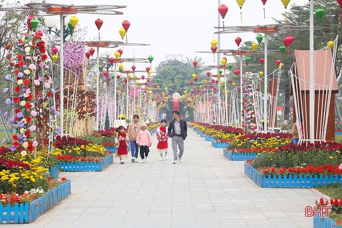Nhờ thời tiết khô ráo nên vẫn có những gia đình bách bộ du xuân.