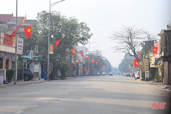 Đường Nguyễn Công Trứ yên bình nhưng không kém phần rạng rỡ trong nắng xuân buổi sớm mùng 1.