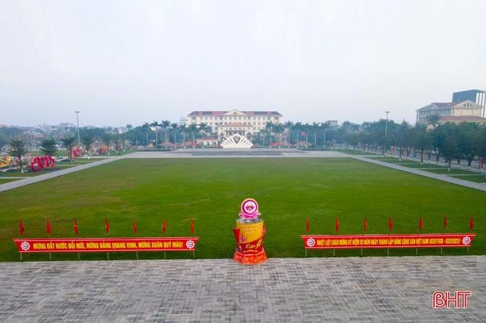 Quảng trường TP Hà Tĩnh tĩnh lặng trong sớm đầu xuân.