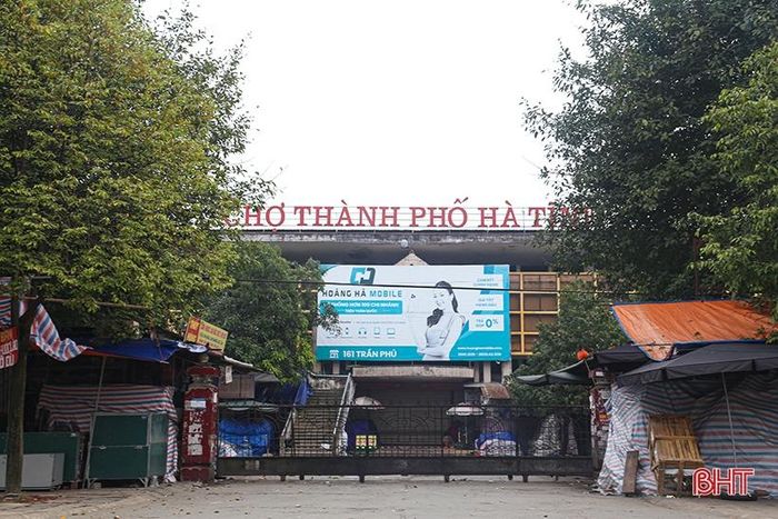 Chợ thành phố Hà Tĩnh sáng mùng 1 tết cửa đóng then cài.