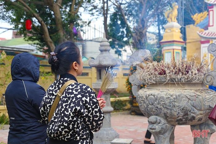 Trong buổi sáng đầu tiên của năm mới Quý Mão 2023, nhiều ngôi chùa tại TP Hà Tĩnh đã rộn ràng không khí người dân đi du xuân lễ chùa cầu an, cầu may. Hình ảnh chụp tại đền Võ Miếu, phường Tân Giang.