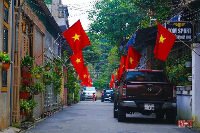 Luôn giữ truyền thống treo cờ Tổ quốc, cờ Đảng trong dịp năm mới, tại các tổ dân phố, sắc xuân tràn ngập.