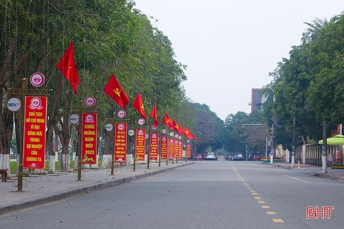 Đường Nguyễn Thiếp tràn ngập sắc đỏ cờ Đảng đan xen với cờ Tổ quốc...