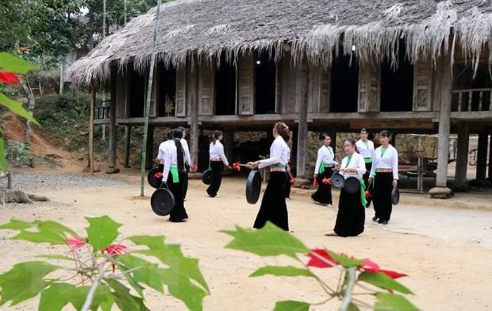 Phụ nữ người Mường đánh chiêng đón mừng năm mới. (Ảnh minh họa: Trung Kiên/TTXVN)