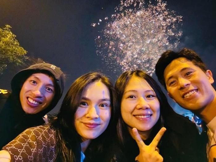 Hai cặp đôi đẹp làng bóng đá cùng chung một khung hình. Gia đình cầu thủ Đỗ Hùng Dũng và Đình Trọng đón giao thừa cùng nhau, vui vẻ chụp ảnh làm kỉ niệm. Nhan sắc "nửa kia" của 2 cầu thủ được dân tình hết lời khen ngợi vì không trang điểm cầu kì vẫn rất tươi tắn, xinh đẹp.