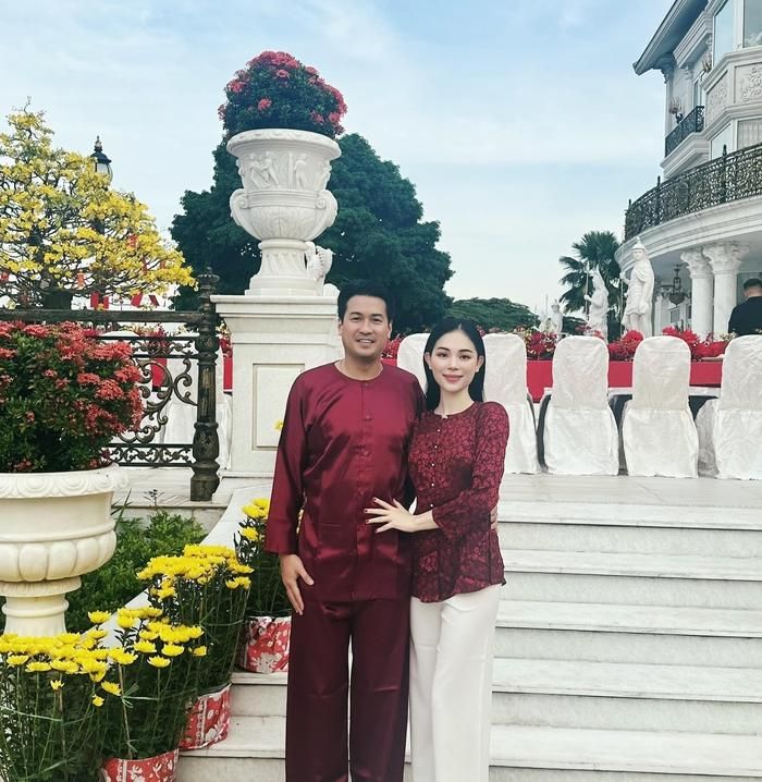 Cặp đôi Linh Rin - Phillip Nguyễn cũng tranh thủ khoe tấm hình tình tứ dịp Tết Nguyên đán. Không diện áo dài truyền thống, cặp đôi khoe trọn vẻ đẹp trong bộ áo bà ba ấn tượng, cuốn hút. Được biết, cặp đôi đã tròn 1 năm đính hôn và sẽ tổ chức đám cưới trong năm 2023.