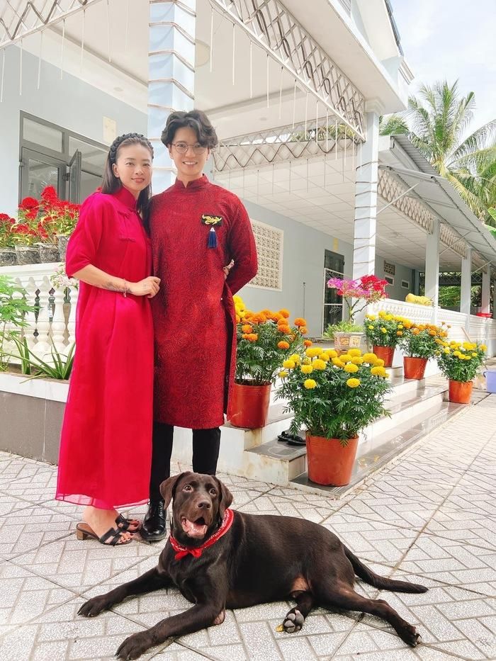 Cặp đôi Ngô Thanh Vân - Huy Trần cùng nhau diện áo dài đỏ vào sáng mùng 1 để đi chúc Tết. Cặp đôi được người hâm mộ yêu mến.