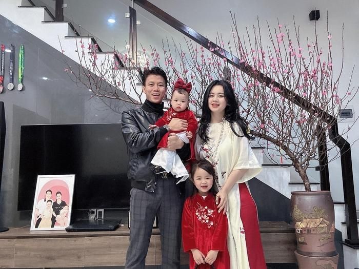 Quế Ngọc Hải khoe ảnh bên vợ và các con trong ngày Mùng 1 Tết. Bà xã nam cầu thủ và 2 con gái cùng diện áo dài, khoe trọn nhan sắc xinh đẹp. Rất nhiều người hâm mộ gửi lời chúc đến gia đình Quế Ngọc Hải.
