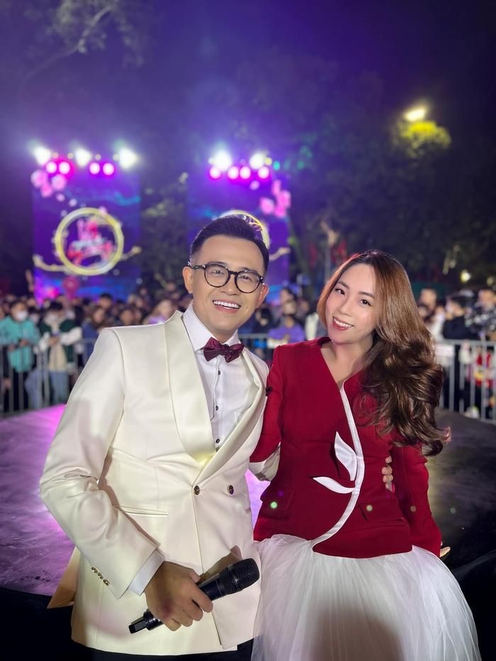 Vợ chồng MC Đức Bảo - Phương Thảo vừa đi làm vừa cùng nhau tận hưởng thời điểm chuyển giao đẹp nhất trong năm. Trên trang cá nhân, nam MC bày tỏ: "Giao thừa năm nay được ở bên người thân yêu nhất, xung quanh là các anh chị em đồng nghiệp, trong vòng tay của biển người cùng hòa mình trong không khí đón năm mới là cảm giác ấm áp và ý nghĩa có 1-0-2".