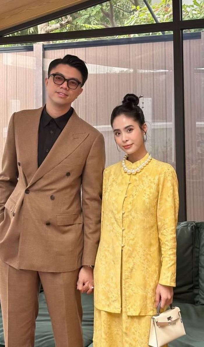 Vợ chồng ca nương Kiều Anh lên sóng ngày mùng 1 Tết. Cặp đôi lựa chọn outfit với tone vàng - nâu sang chảnh, thần thái ngút ngàn. Cả hai khiến nhiều người ngưỡng mộ bởi ngoại hình xứng đôi, tình cảm luôn ngọt ngào, hạnh phúc.