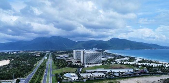  Bãi Dài vốn là bãi cát hoang vắng, nhờ có chủ trương đúng, đã thu hút nhiều doanh nghiệp trong và ngoài nước đầu tư, trở thành quần thể du lịch, nghỉ dưỡng đẳng cấp quốc tế. 