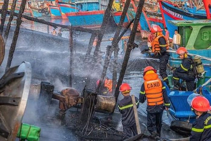 Chiến đấu chống giặc lửa trên những tàu cá.