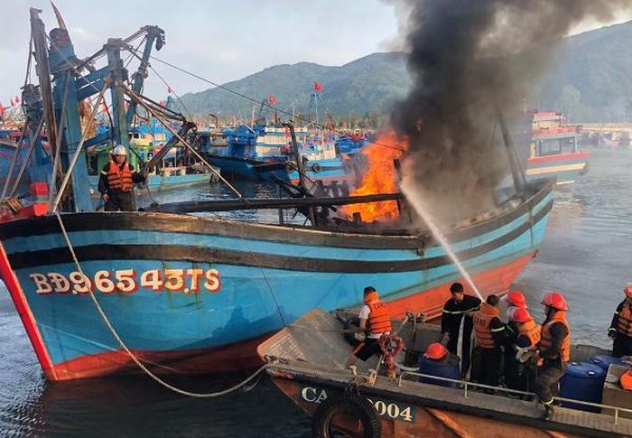 Những người lính PCCC trên biển.