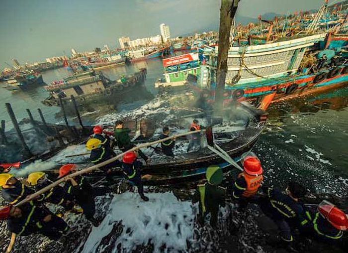 Những người lính chiến đấu quên mình khống chế ngọn lửa để giành lại tính mạng và của cải cho người dân.