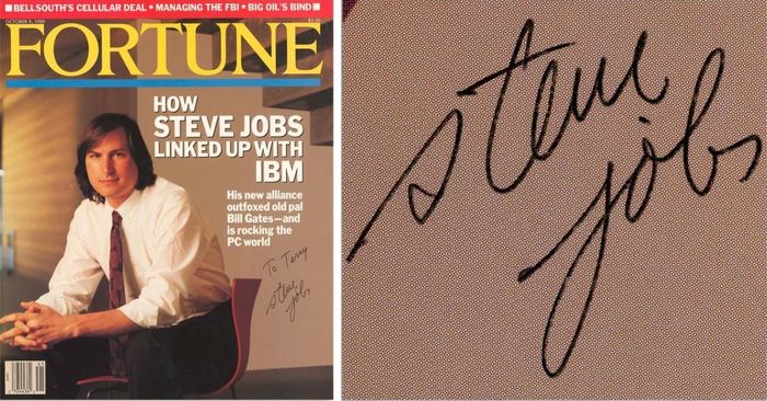  Chữ ký của Steve Jobs không viết hoa chữ cái đầu, điều này cho thấy ông là con người khiêm tốn, ít nhất là trong cách nghĩ về bản thân. Các nét hướng lên trên của chữ ký có độ cao thấp không đều, có thể thấy chủ nhân của nó là người thích bám sát thực tế. Phần gạch ngang của chữ "t" nằm phần lớn ở bên phải và không có khoảng đứt đoạn nào giữa các nét chữ, phản ánh ông như một "cỗ xe" không bao giờ dừng lại cho tới khi hoàn tất công việc. 
