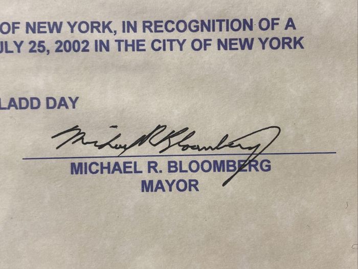  Chữ ký của Michael Bloomberg hướng phải và các nét rất liền nhau, thể hiện rằng ông là một người nhanh nhẹn và chú trọng tốc độ. Công việc của vị tỷ phú này sẽ rất suôn sẻ nếu làm việc với những người có cùng tính cách đó. Ngoài ra, các nét chữ nối liền thể hiện rằng đây là một người có tư duy logic, tuần tự và có khả năng giải quyết vấn đề tốt, cũng như rất kiên trì trong mọi việc. 