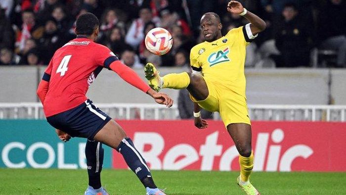 Pau FC (áo vàng) dừng bước tại vòng 1/16 Cup quốc gia sau thất bại 0-2 trên sân của Lille.Ảnh: France Bleu