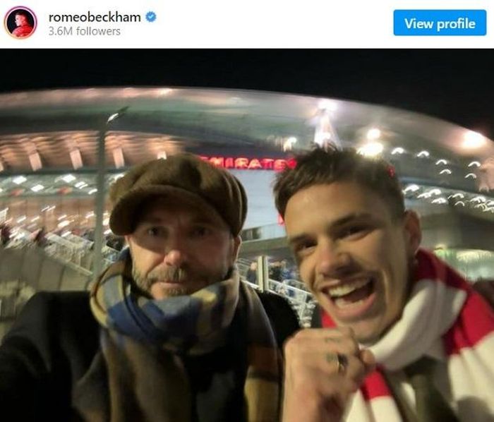 Romeo Beckham chụp ảnh selfie với David Beckham