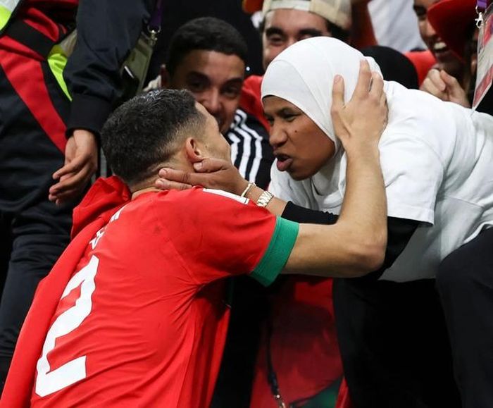 Tuyển thủ Maroc Hakimi ăn mừng cùng mẹ sau chiến thắng trước Bồ Đào Nha ở tứ kết
