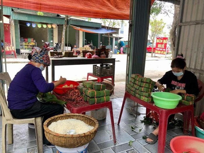 Hiện còn khoảng chục hộ dân khu vực cầu Báng, xã Tân Bình, thành phố Thái Bình còn giữ nghề làm bánh chưng.