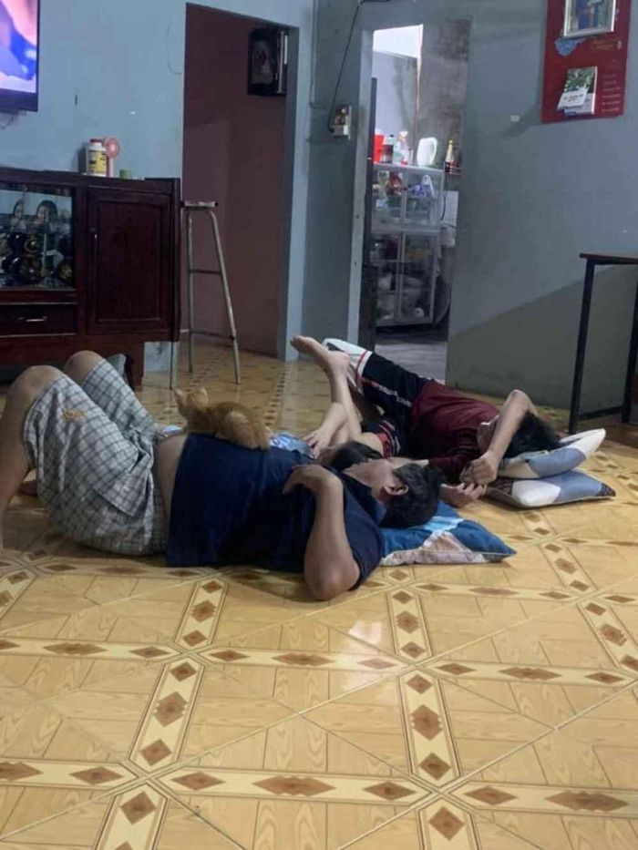 Thiếu điều muốn leo lên đầu lên cổ ngồi luôn cho một giấc ngủ trưa.