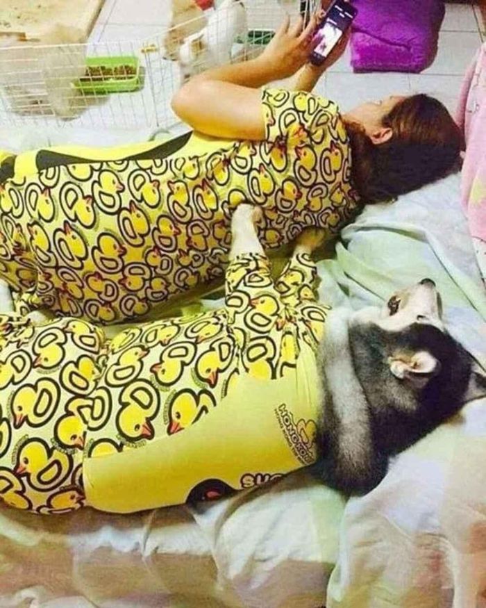 Được mặc áo đôi với mẹ người ta mà còn biết nịnh nọt, đấm lưng nữa thì kỳ này có người ra rìa thật rồi. Ảnh: Tổng hợp
